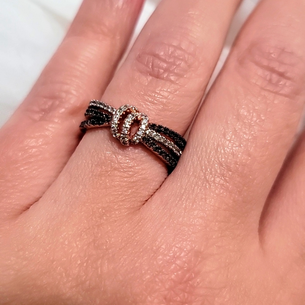 Diamond knot black and white ring